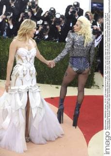 Kate Hudson und Lady Gaga bei der Manus x Machina: Fashion in an Age of Technology Costume Institute Gala im Metropolitan Museum of Art. New York, 02.05.2016 Foto:xD.xVanxTinex xFuturexImage