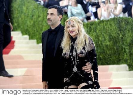 Riccardo Tisci und Madonna bei der Manus x Machina: Fashion in an Age of Technology Costume Institute Gala im Metropolitan Museum of Art. New York, 02.05.2016 Foto:xD.xVanxTinex xFuturexImage