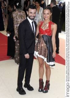 Nicolas Ghesquiere und Alicia Vikander bei der Manus x Machina: Fashion in an Age of Technology Costume Institute Gala im Metropolitan Museum of Art. New York, 02.05.2016 Foto:xD.xVanxTinex xFuturexImage