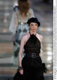 Models present creations by the fashion house Chanel in Havana, Cuba, 03 May 2016. Chanel presents its first fashion show in Latin America. Fashion show of French fashion house Chanel !ACHTUNG: NUR REDAKTIONELLE NUTZUNG!  HAB101 20160504-635979346920510948