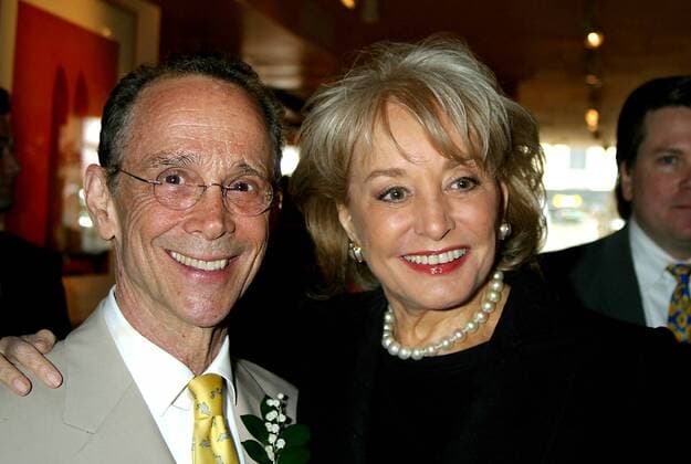 K36635JBU.JOEL GREY S 72ND BIRTHDAY PARTY AT MICHAEL S RESTAURANT IN NEW YORK New York.4 12 2004. 2004.JOEL GREY AND BARBARA WALTERS - ZUMAbu2_
