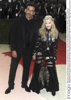 Riccardo Tisci und Madonna bei der Manus x Machina: Fashion in an Age of Technology Costume Institute Gala im Metropolitan Museum of Art. New York, 02.05.2016 Foto:xD.xVanxTinex xFuturexImage