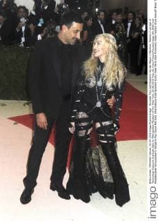 Riccardo Tisci und Madonna bei der Manus x Machina: Fashion in an Age of Technology Costume Institute Gala im Metropolitan Museum of Art. New York, 02.05.2016 Foto:xD.xVanxTinex xFuturexImage