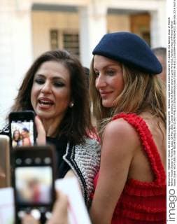 Brazilian supermodel Gisele Bündchen (R) attends the fashion show of French fashion house Chanel in Havana, Cuba, 03 May 2016. Chanel presents its first fashion show in Latin America. Fashion show of French fashion house Chanel !ACHTUNG: NUR REDAKTIONELLE NUTZUNG!  HAB101 20160504-635979362403713695