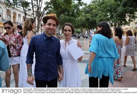 Puerto Rican musician Eduardo Carba (L) and his wife Diana Fuentes (C) attend the fashion show of French fashion house Chanel in Havana, Cuba, 03 May 2016. Chanel presents its first fashion show in Latin America. Fashion show of French fashion house Chanel !ACHTUNG: NUR REDAKTIONELLE NUTZUNG!  HAB101 20160504-635979375927353695