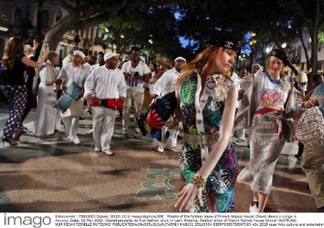Models of the fashion show of French fashion house Chanel dance a conga in Havana, Cuba, 03 May 2016. Chanel presents its first fashion show in Latin America. Fashion show of French fashion house Chanel !ACHTUNG: NUR REDAKTIONELLE NUTZUNG!  HAB101 20160504-635979385709047183