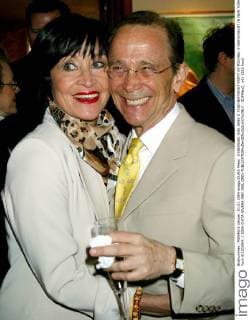 K36635JBU.JOEL GREY S 72ND BIRTHDAY PARTY AT MICHAEL S RESTAURANT IN NEW YORK New York.4 12 2004. 2004.CHITA RIVERA AND JOEL GREY - ZUMAbu2_