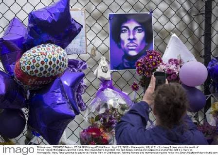 April 25, 2016 - Minneapolis, MN, U.S. - It s been 5 days since the death of Prince rocked Minneapolis and the world. The crowds have dwindled, the rain keeps coming and outpouring of grief has left it s mark on Minneapolis. Here, fans continue to gather at Paisley Park in Chanhassen, leaving flowers and moments along the fence line. Brian.Peterson@startribune.com Chanhassen, MN - 04 25 2016 Minneapolis U.S. - ZUMAm42_