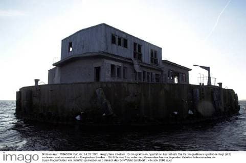 Entmagnetisierungsstation Lauterbach Die Entmagnetisierungsstation liegt jetzt verlassen und verwuestet im Ruegischen Bodden . Mit Hilfe von 9 m unter der Wasseroberflaeche liegenden Kabelschleifen wurden die Eigen-Magnetfelder von Schiffen gemessen und danach das Schiffsfeld zerstoert .
