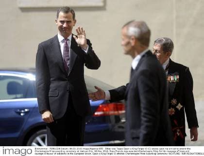 Bilder des Tages Spain s King Felipe VI (C) waves upon his arrival to attend the Charlemagne Prize awarding ceremony at Vatican City, 06 May 2016. Pope Francis was awarded Charlemagne Prize for his message of hope and courage in favour of solidarity in the European Union. Spain s King Felipe VI attends Charlemagne Prize Awarding Ceremony !ACHTUNG: NUR REDAKTIONELLE NUTZUNG!  20160506-635981361109472634