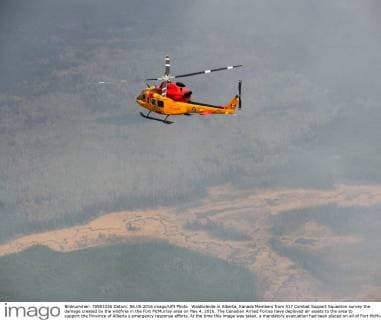 Waldbrände in Alberta, Kanada Members from 417 Combat Support Squadron survey the damage created by the wildfires in the Fort McMurray area on May 4, 2016. The Canadian Armed Forces have deployed air assets to the area to support the Province of Alberta s emergency response efforts. At the time this image was taken, a mandatory evacuation had been placed on all of Fort McMurray - the largest evacuation on record in Canada. The fire had burned through nearly 77 square kilometers, razing neighborhoods across the city.  WAX2016050604 MCplxVanPutten