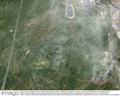Waldbrände in Alberta, Kanada A destructive wildfire burned through Canada s Northern Alberta region, razing neighborhoods in Fort McMurray and displacing tens of thousands of residents. At 12:34 p.m. local time on May 3, 2016, the Operational Land Imager (OLI) on the Landsat 8 satellite acquired this false-color image of the fire (lower right-hand side). Smoke appears white and burned areas appear brown. When this image was acquired, the fire was burning southwest of downtown Fort McMurray. By the evening of May 3, the mandatory evacuation covered all of Fort McMurray - the largest evacuation on record in Canada. NASA  WAX2016050601 NASA......