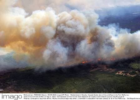 Waldbrände in Alberta, Kanada Aerial view of the wildfires in the Fort McMurray area from a CH-146 Griffon on May 4, 2016. The Canadian Armed Forces have deployed air assets to the area to support the Province of Alberta s emergency response efforts. At the time this image was taken, a mandatory evacuation had been placed on all of Fort McMurray - the largest evacuation on record in Canada. The fire had burned through nearly 77 square kilometers, razing neighborhoods across the city.  WAX2016050603 MCplxVanPutten