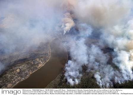 Waldbrände in Alberta, Kanada Aerial view of the wildfires in the Fort McMurray area from a CH-146 Griffon on May 4, 2016. The Canadian Armed Forces have deployed air assets to the area to support the Province of Alberta s emergency response efforts. At the time this image was taken, a mandatory evacuation had been placed on all of Fort McMurray - the largest evacuation on record in Canada. The fire had burned through nearly 77 square kilometers, razing neighborhoods across the city.  WAX2016050607 MCplxVanPutten