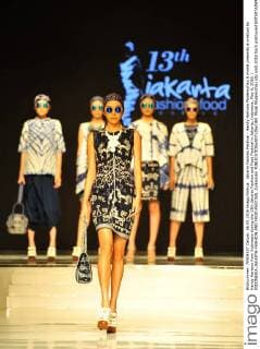 Jakarta Fashion Festival - Handy Hartono Modenschau A model presents a creation by Handy Hartono from Indonesia during the 13th Jakarta Fashion and Food Festival in Jakarta, Indonesia, May 6, 2016. ) INDONESIA-JAKARTA-FASHION AND FOOD-FESTIVAL Zulkarnain 