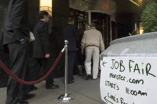 U.S. employment hits seven-month low Hundreds of people line up in New York on Wednesday, November 12, 2008 for a job fair sponsored by the website Monster.com. The U.S. Labor Department reports that the fewest number of jobs were added in April in seven months. (  FRANCESxM.xROBERTS