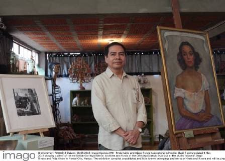 Frida Kahlo und Diego Rivera Ausstellung in Mexiko-Stadt A picture dated 5 May 2016 showing curator of the exhibition Correspondence. Archives and Funds of the Cenidiap Eduardo Espinosa at the studio house of Diego Rivera and Frida Khalo in Mexico City, Mexico. The exhibition compiles unpublished and little known belongings and works of Khalo and Rivera and will be presented today 6 May 2016 at the Museum Studio House of Diego Rivera and Frida Khalo. EFE Sashenka Gutierrez UNPUBLISHED DOCUMENTS GIVE LIFE TO DIEGO RIVERA AND FRIDA KAHALO S STUDIO !ACHTUNG: NUR REDAKTIONELLE NUTZUNG!  MEX003 20160506-635981623149667645