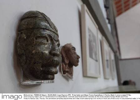 Frida Kahlo und Diego Rivera Ausstellung in Mexiko-Stadt A picture dated 5 May 2016 showing masks part of the exhibition Correspondence. Archives and Funds of the Cenidiap at the studio house of Diego Rivera and Frida Khalo in Mexico City, Mexico. The exhibition compiles unpublished and little known belongings and works of Khalo and Rivera and will be presented today 6 May 2016 at the Museum Studio House of Diego Rivera and Frida Khalo. EFE Sashenka Gutierrez UNPUBLISHED DOCUMENTS GIVE LIFE TO DIEGO RIVERA AND FRIDA KAHALO S STUDIO !ACHTUNG: NUR REDAKTIONELLE NUTZUNG!  MEX005 20160506-635981626315375645