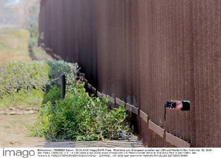 Eindrücke vom Grenzzaun zwischen den USA und Mexiko in San Ysidro Apr 30, 2016 - San Ysidro, California, U.S. - A man takes a cell phone photo through the U.S.-Mexico border fence at Friendship Park in San Ysidro. San Ysidro U.S. - ZUMAh21_