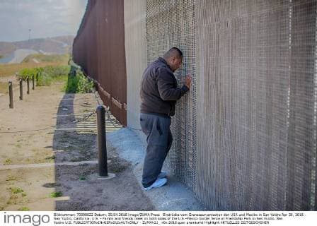 Eindrücke vom Grenzzaun zwischen den USA und Mexiko in San Ysidro Apr 30, 2016 - San Ysidro, California, U.S. - Family and friends meet on both sides of the U.S.-Mexico border fence at Friendship Park in San Ysidro. San Ysidro U.S. - ZUMAh21_