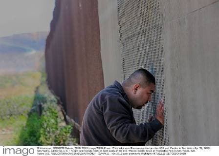 Eindrücke vom Grenzzaun zwischen den USA und Mexiko in San Ysidro Apr 30, 2016 - San Ysidro, California, U.S. - Family and friends meet on both sides of the U.S.-Mexico border fence at Friendship Park in San Ysidro. San Ysidro U.S. - ZUMAh21_