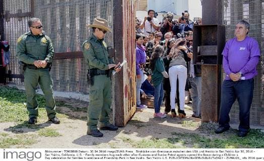 Eindrücke vom Grenzzaun zwischen den USA und Mexiko in San Ysidro Apr 30, 2016 - San Ysidro, California, U.S. - Family members hug each other after Customs and Border Patrol agents opened the fence during a Children s Day celebration for families to embrace at Friendship Park in San Ysidro. San Ysidro U.S. - ZUMAh21_