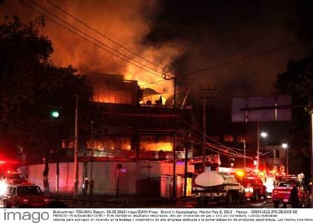 Brand in Azcapotzalco, Mexiko May 6, 2016 - Mexico - G06051612.JPG.CIUDAD DE MEXICO.- Fire Incendio-CDMX.- Tres bomberos resultaron lesionados, dos por inhalacion de gas y otro por cortadura, cuando realizaban labores para extinguir un incendio en la bodega y corporativo de una empresa dedicada a la comercializacion de productos electronicos. Los hechos ocurrieron la noche del 5 de mayo de 2006 en la zona de Azcapotzalco. Foto: Agencia EL UNIVERSAL Mexico  - ZUMAu78_