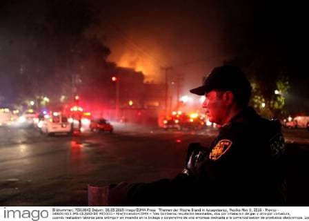 Themen der Woche Brand in Azcapotzalco, Mexiko May 6, 2016 - Mexico - G06051613.JPG.CIUDAD DE MEXICO.- Fire Incendio-CDMX.- Tres bomberos resultaron lesionados, dos por inhalacion de gas y otro por cortadura, cuando realizaban labores para extinguir un incendio en la bodega y corporativo de una empresa dedicada a la comercializacion de productos electronicos. Los hechos ocurrieron la noche del 5 de mayo de 2006 en la zona de Azcapotzalco. Foto: Agencia EL UNIVERSAL Mexico  - ZUMAu78_