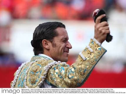 Mexican matador Fabian Barba after cuting an ear to his first bulls of the afternoon Feriante (503 kilograms) during the National Fair San Marcos in Aguascalientes, Mexico, 06 May 2016. National Fair San Marcos in Aguascalientes !ACHTUNG: NUR REDAKTIONELLE NUTZUNG!  MEX30 20160507-635981939719188951