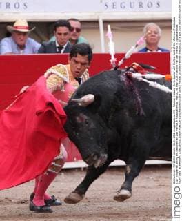Mexican matador Mario Aguilar with his first bulls of the afternoon Tamborazo (517 kilograms) during the National Fair San Marcos in Aguascalientes, Mexico, 06 May 2016. National Fair San Marcos in Aguascalientes !ACHTUNG: NUR REDAKTIONELLE NUTZUNG!  MEX30 20160507-635981956358221078