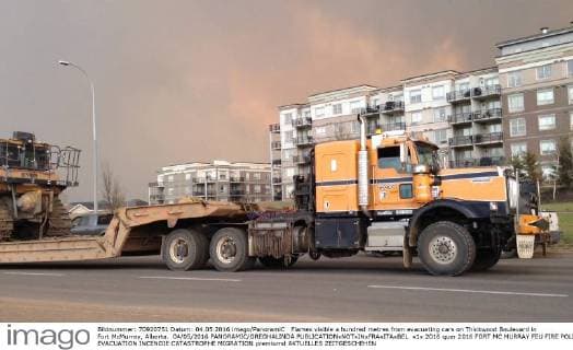 Flames visible a hundred metres from evacuating cars on Thickwood Boulevard in Fort McMurray, Alberta. 04 05 2016 PANORAMIC GREGHALINDA 