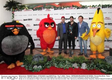 May 7, 2016 - Mexico - E07051603.JPG.CIUDAD DE MEXICO.- Movies Cine-Birds.- Ruben Cerda, Faisy y Bazooka Joe posan a lado de los personajes a los cuales les doblaron la voz durante la alfombra roja de la pelicula Angry Birds, en un cine ubicado en Plaza Universidad, este viernes 6 de mayo de 2016. Foto: Agencia EL UNIVERSAL Carlos Mejia JGC. Mexico  - ZUMAu78_