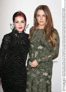 Priscilla Presley und ihre Enkel Tochter Riley Keough beim United States Humane Society To the Rescue! Benefit Event am 7.05.2016 in Los Angeles 2016 United States Humane Society To the Rescue! Benefit in Los Angeles 