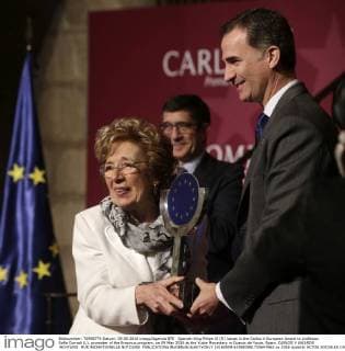 Spanish King Felipe VI (R) hands in the Carlos V European Award to professor Sofia Corradi (L), promoter of the Erasmus program, on 09 May 2016 at the Yuste Monastery in Cuacos de Yuste, Spain. CARLOS V AWARDS !ACHTUNG: NUR REDAKTIONELLE NUTZUNG!  20160509-635983981755647662