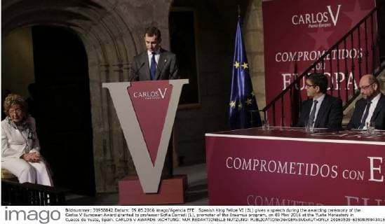 Spanish King Felipe VI (2L) gives a speech during the awarding ceremony of the Carlos V European Award granted to professor Sofia Corradi (L), promoter of the Erasmus program, on 09 May 2016 at the Yuste Monastery in Cuacos de Yuste, Spain. CARLOS V AWARDS !ACHTUNG: NUR REDAKTIONELLE NUTZUNG!  20160509-635983984341651662