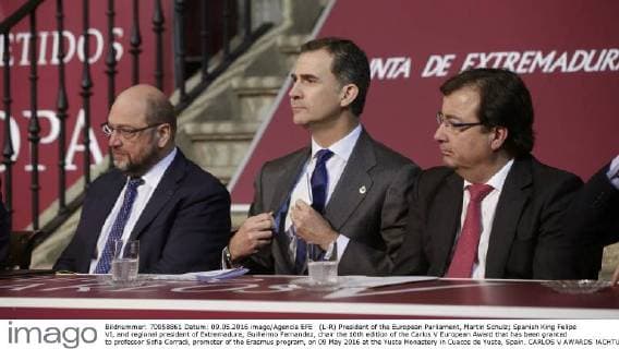(L-R) President of the European Parliament, Martin Schulz; Spanish King Felipe VI, and regional president of Extremadura, Guillermo Fernandez, chair the 10th edition of the Carlos V European Award that has been granted to professor Sofia Corradi, promoter of the Erasmus program, on 09 May 2016 at the Yuste Monastery in Cuacos de Yuste, Spain. CARLOS V AWARDS !ACHTUNG: NUR REDAKTIONELLE NUTZUNG!  20160509-635983984370511662