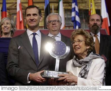 Spanish King Felipe VI (L) and professor Sofia Corradi (R), promoter of the Erasmus program, pose for a family picture at the 10th edition of the Carlos V European Awardon 09 May 2016 at the Yuste Monastery in Cuacos de Yuste, Spain. Corradi was granted with this year s award. CARLOS V AWARDS !ACHTUNG: NUR REDAKTIONELLE NUTZUNG!  20160509-635983997398657366