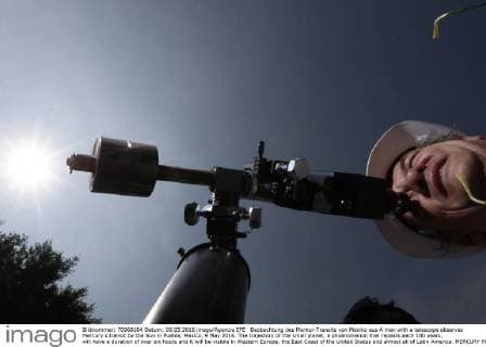 Beobachtung des Merkur-Transits von Mexiko aus A man with a telescope observes Mercury s transit by the Sun in Puebla, Mexico, 9 May 2016. The trajectory of the small planet, a phoenomenon that repeats each 100 years, will have a duration of over six hours and it will be visible in Western Europe, the East Coast of the United States and almost all of Latin America. MERCURY PASSES BY THE SUN !ACHTUNG: NUR REDAKTIONELLE NUTZUNG!  PUE001 20160509-635984285364770463