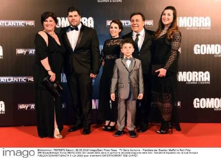 TV Serie Gomorra - Premiere der Zweiten Staffel in Rom Foto IPP GioiaxBotteghi Roma 09 05 2016 red carpet della serie tv gomorra seconda stagione nella foto: Salvatore Esposito con la sua famiglia  0