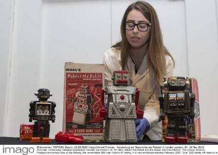 Ausstellung zur Geschichte der Roboter in London London, UK. 10 May 2016. Pictured: conservator Vanessa Applebaum handles toy robots L-R: Mr Zero, Robert the Robot and the Super Astronaut Robot. The London Science Museum announces Rise of the Robots, the remarkable 500-year history of robots, in a new exhibition starting February 2017. Over 100 robots will feature in the exhibition which makes it the most significant collection of humanoid robots ever displayed in the world. Rise of the Robots, Science Museum, London, UK 