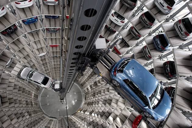 Autostadt, Volkswagen AG Deutschland, Germany, Wolfsburg, Niedersachsen, Lower Saxony, 28.04.2016 Innenansicht vom Autoturm mit Auto und Aufzug fuer Autos, die Autoauslieferung an Direktabholer, in der Autostadt GmbH von der Volkswagen AG im Stammwerk Wolfsburg. Die Gesamtplanung der Autostadt ist ein Werk des Architekten Gunter Henn. VW versucht die aktuelle Krise um den Diesel-Manipulationsskandal und die damit verbundenen hohen Erstattungskosten zu ueberwinden. Car of the Volkswagen AG inside the storage tower of the Autocity, a visitor attraction adjacent of the Car plant Volkswagen AG in Wolfsburg. The German carmaker VW tries to overcome its current crisis triggered by the engine-rigging scandal. Volkswagen is facing high costs and penalties, including the possible buyback of up to 500,000 cars alone in the USA, as a result of VW s diesel emissions scandal.