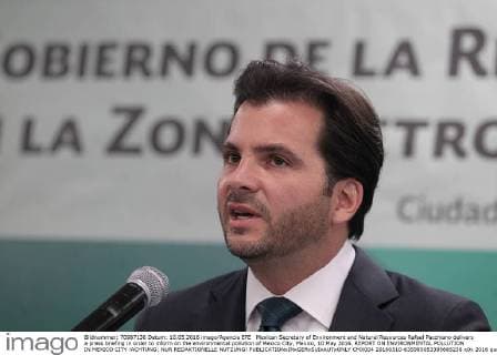 Mexican Secretary of Environment and Natural Resources Rafael Pacchiano delivers a press briefing in order to inform on the environmental pollution of Mexico City, Mexico, 10 May 2016. REPORT ON ENVIRONMENTAL POLLUTION IN MEXICO CITY !ACHTUNG: NUR REDAKTIONELLE NUTZUNG!  CMX004 20160510-635985053395665238