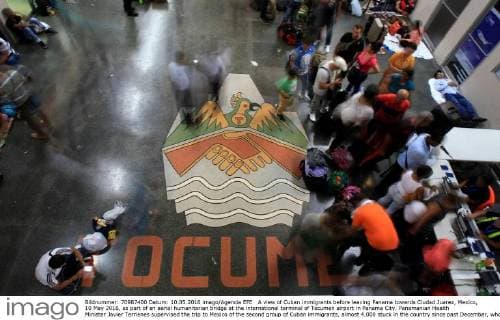 A view of Cuban immigrants before leaving Panama towards Ciudad Juarez, Mexico, 10 May 2016, as part of an aerial humanitarian bridge at the international terminal of Tocumen airport in Panama City. Panamanian Health Minister Javier Terrienes supervised the trip to Mexico of the second group of Cuban immigrants, almost 4,000 stuck in the country since past December, who will continue their way to the United States. CUBAN IMMIGRANTS LEAVE PANAMA ON THEIR WAY TO MEXICO !ACHTUNG: NUR REDAKTIONELLE NUTZUNG!  PAN001 20160510-635985059068137238