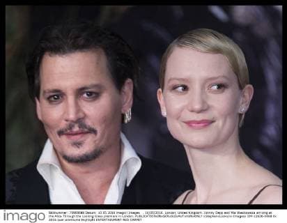 . 10 05 2016. London, United Kingdom. Johnny Depp and Mia Wasikowska arriving at the Alice Through the Looking Glass premiere in London.  xStephenxLockx xi-Imagesx IIM-12626-0068