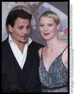 . 10 05 2016. London, United Kingdom. Johnny Depp and Mia Wasikowska arriving at the Alice Through the Looking Glass premiere in London.  xStephenxLockx xi-Imagesx IIM-12626-0071