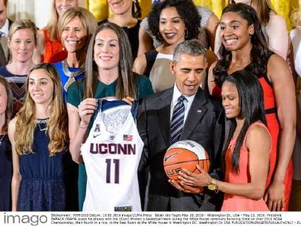 Bilder des Tages May 10, 2016 - Washington Dc, USA - May 10, 2016: President BARACK OBAMA poses for photos with the UConn Women s basketball team during the White House ceremony honoring them on their 2016 NCAA Championship, their fourth in a row, in the East Room at the White House in Washington DC. Washington Dc USA - ZUMAs125