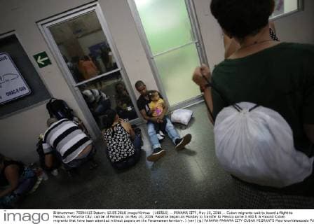 (160510) -- PANAMA CITY, May 10, 2016 -- Cuban migrants wait to board a flight to Mexico, in Panama City, capital of Panama, on May 10, 2016. Panama began on Monday to transfer to Mexico some 3,400 U.S.-bound Cuban migrants that have been stranded without papers on the Panamanian territory. ) (mv) (jg) PANAMA-PANAMA CITY-CUBAN MIGRANTS MauricioxValenzuela 