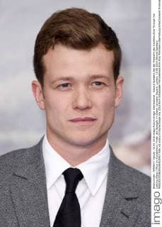 Edward Speleers bei der Premiere des Kinofilms Alice Through the Looking Glass Alice im Wunderland: Hinter den Spiegeln im Odeon Leicester Square. London, 10.05.2016 Edward Speleers  Foto:xS.xVasx xFuturexImage