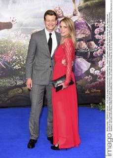 Edward Speleers mit Gattin Asia Macey bei der Premiere des Kinofilms Alice Through the Looking Glass Alice im Wunderland: Hinter den Spiegeln im Odeon Leicester Square. London, 10.05.2016 Edward Speleers mit Gattin Asia Macey  Foto:xS.xVasx xFuturexImage