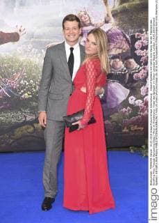 Edward Speleers mit Gattin Asia Macey bei der Premiere des Kinofilms Alice Through the Looking Glass Alice im Wunderland: Hinter den Spiegeln im Odeon Leicester Square. London, 10.05.2016 Edward Speleers mit Gattin Asia Macey  Foto:xS.xVasx xFuturexImage